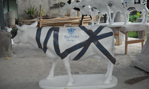 FIBER & CEMENT STATUE WHITE COW